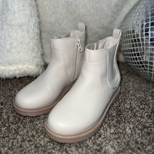 Cat & Jack Chelsea Boots 12